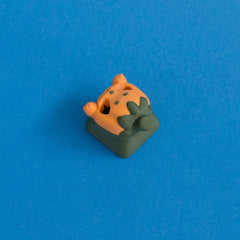 Lanty the pumpkin keycap three quarter view.