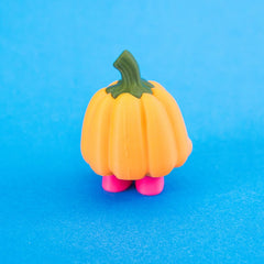 Rear view of Posie showing pumpkin ridges and pink feet.